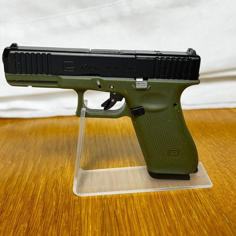 Medium 1:2 skala modell Glock G17-pistol grønn/svart i koffert - kan demonteres!