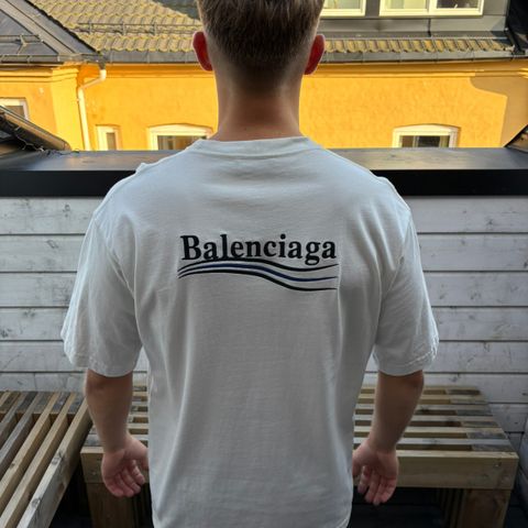 Balenciaga T skjorte selges