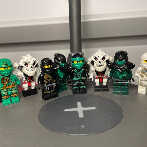 Selger sjeldene lego Ninjago figurer