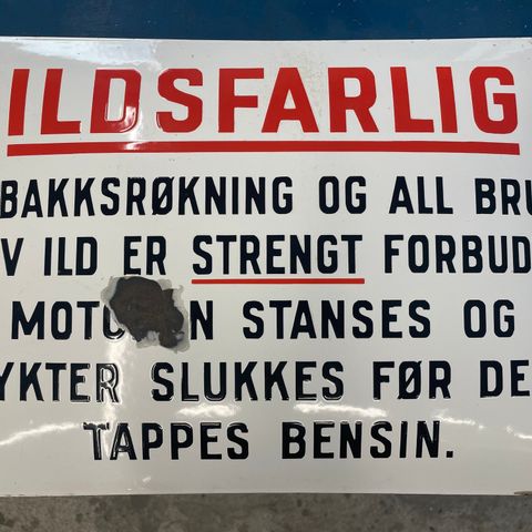 Emaljeskilt "ILDSFARLIG" selges.