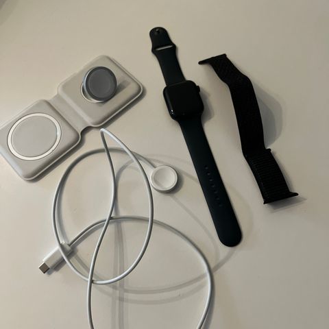 Apple Watch 7 45mm + docking og reim