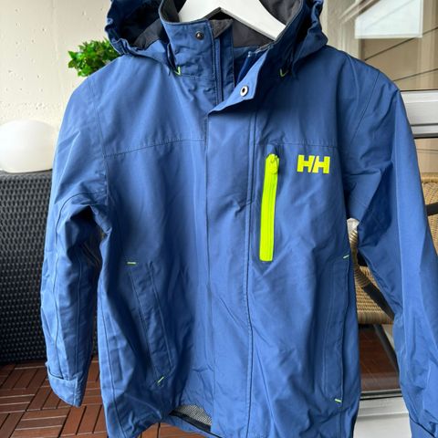 Allværsjakke fra Helly Hansen til gutt i størrelse 10 år selges. .