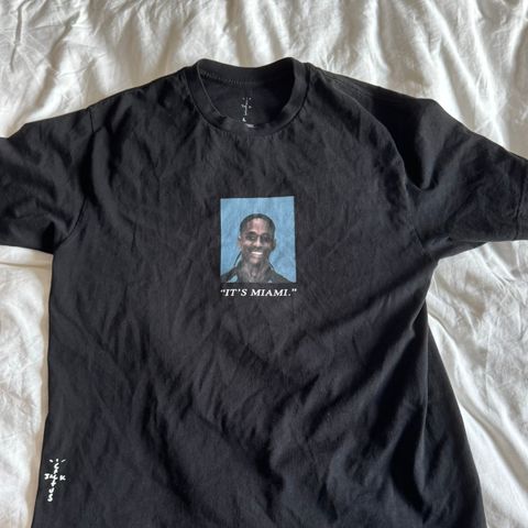 Travis Scott Mugshot tee uåpnet