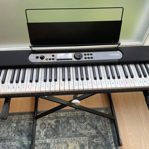 Casiotone LK-S450 med stativ