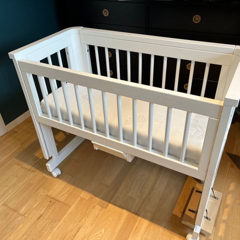 Troll bedside crib