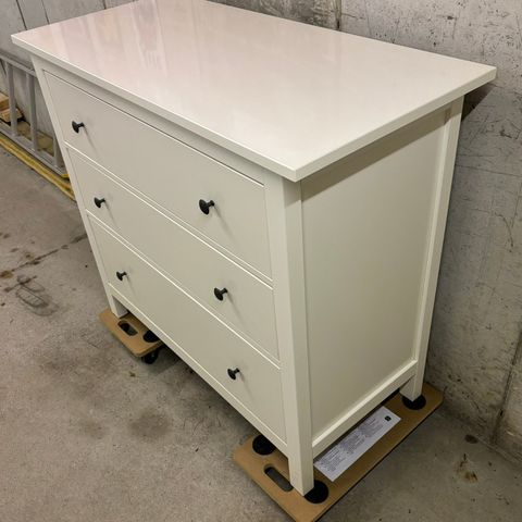 Hvitmalt IKEA Hemnes kommode med tre skuffer