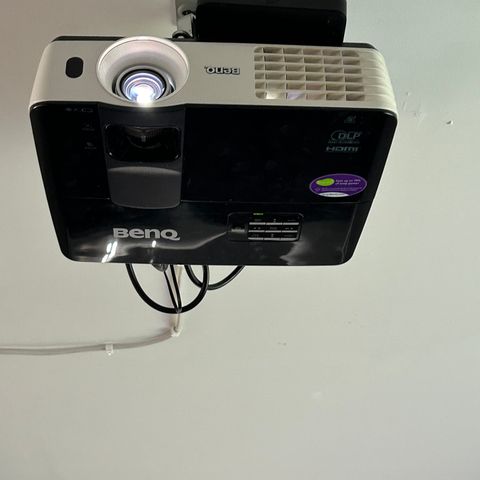 BenQ projektor + lerret