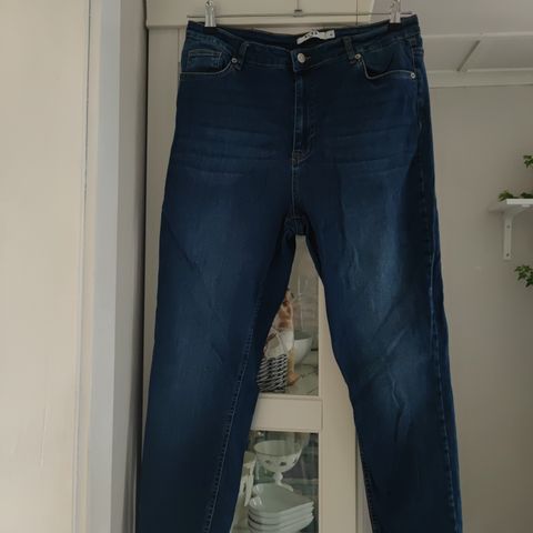 NA-KD jeans med smale ben og høyt liv str 44