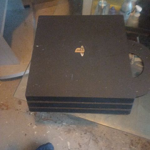 Ps4 pro m 700gb og 1 kontroll til salgs billig