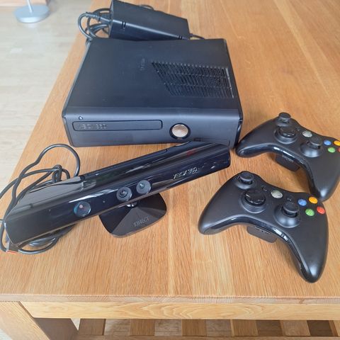 Xbox 360 med kinect. 10 spill og 2 controller