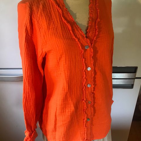 VAKKER»ORANGE BOMULLS BLUSE», STR. 40/42