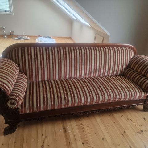 Nydelig retro sofa . Veldig gammel.