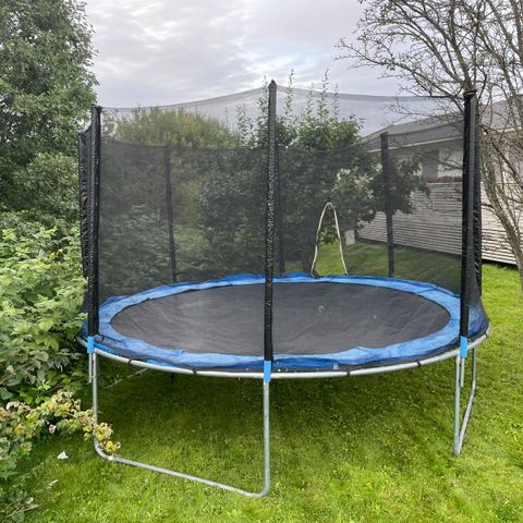 Trampoline med diameter på 4 meter selges for kr 1000,-