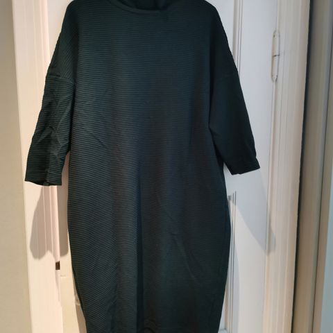 Oversized kjole fra Monki str L