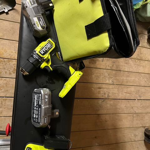 RYOBI drill med 2x batteri og lader