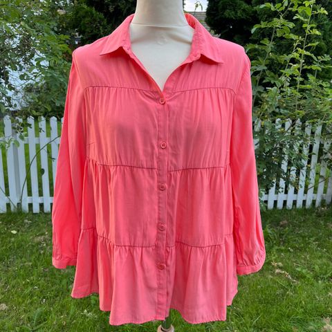 Korallfarget bluse fra. Micha, str. 38 selges kr 150,-.