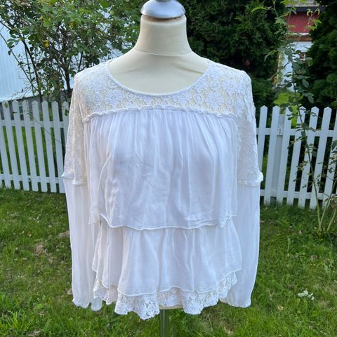 Lekker offwhite topp/bluse fra Cream, str. 38, selges kr 300,-.