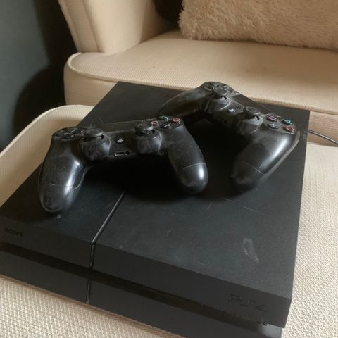 PlayStation 4 + to kontroller selges