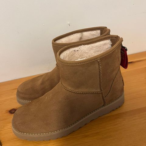 Ugg Classic mini logo zip