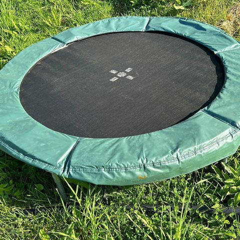 Enkel trampoline gis bort