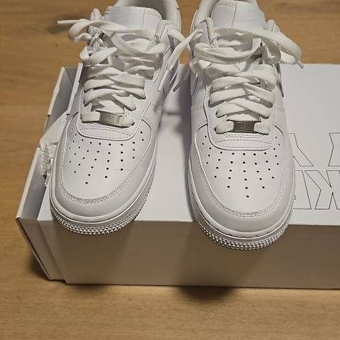 Nike Air Force 1'07 hvit i størrelse 40,5(US9)