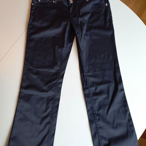 Jeans i sateng fra Gina, W30/ L26