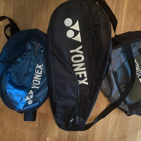 Yonex tennis bag og sekker selges.