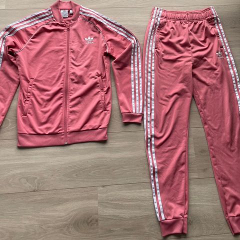 Pent brukt Adidas joggesett i en utrolig fin farge.  Str 164 / 14 år.