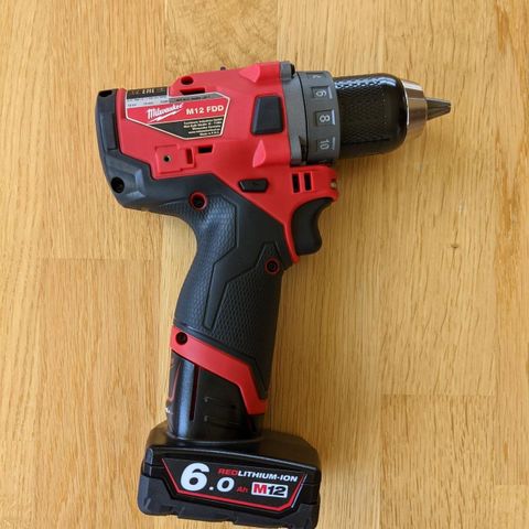 MILWAUKEE M12 FUEL verktøy, batterier og lader