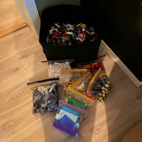 Ca.9,8 kilo med Lego byggeklosser