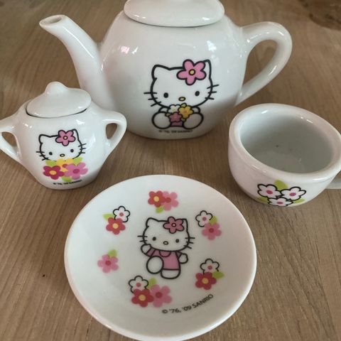 Sanrino hello kitty dukke tesett