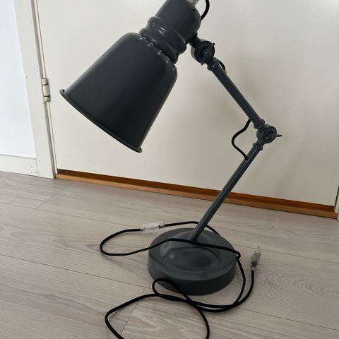 Grå lampe til bord av merket Sebra