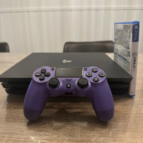 Playstation 4 Pro 1 TBmed spill og kontroll