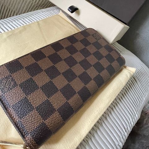 Louis Vuitton zippy Wallet