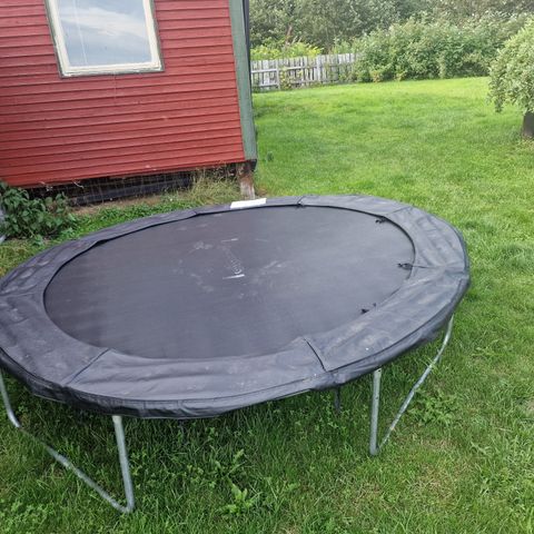 Pent brukt trampoline