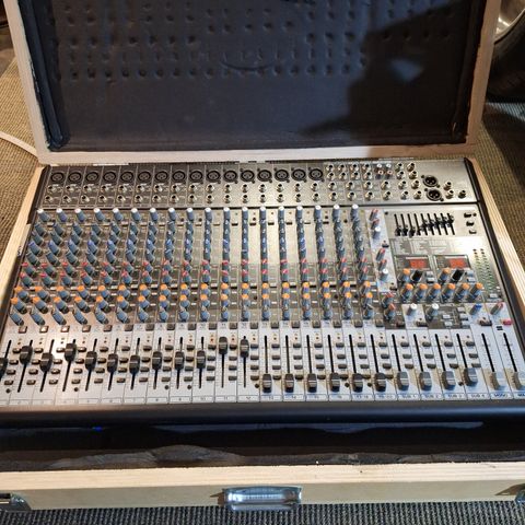 Behringer urodesk SX 2442 FX