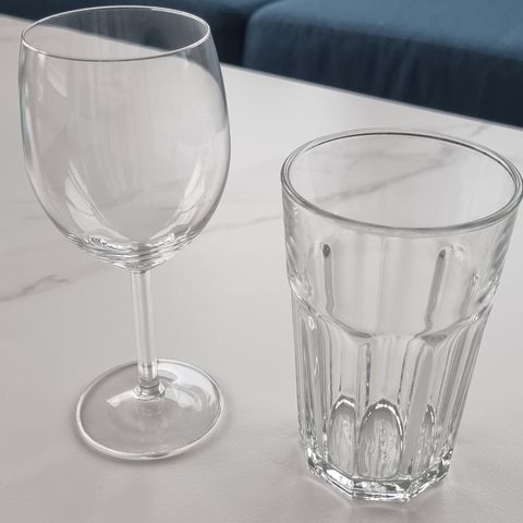 10 vinglass, 11 kaffeglass fra IKEA