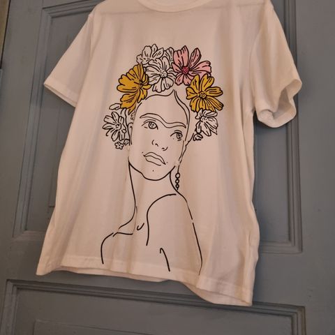 Ny T-skjorte med Frida Kahlo print