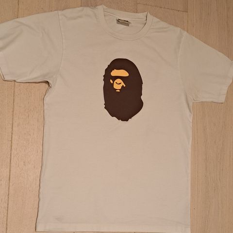 Bape- T- skjorte- str M- 300 kr