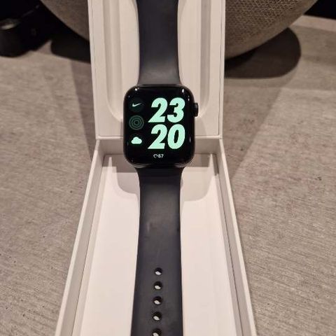 Apple watch serie 9 45mm Aluminium Midnight med Midnight sport band M/L