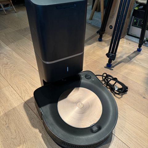 Roomba S9 Plus med tømmestasjon selges billig