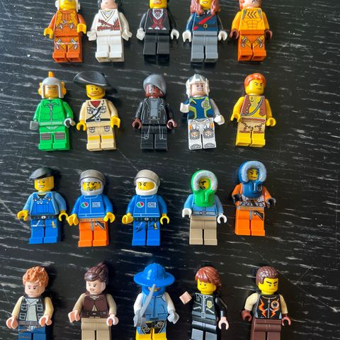 Legofigurer selges rimelig 10 kr stk