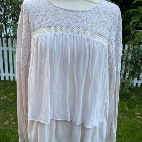 Lekker beige bluse/topp fra Cream, str. 38, selges kr 300,-.