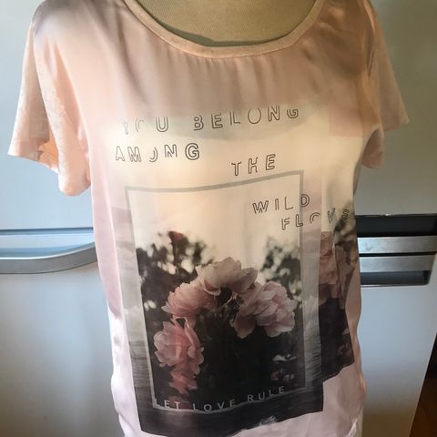 LYS ROSA BLOMSTRET T-SHIRT, STR. 40