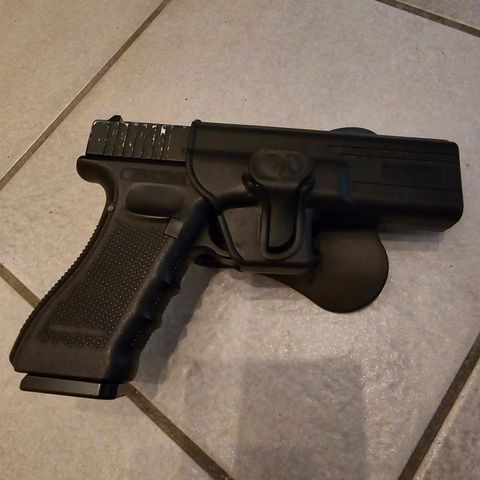 Gassvåpen - Glock 17 med x2 magasiner og quick holster, gass og kuler.