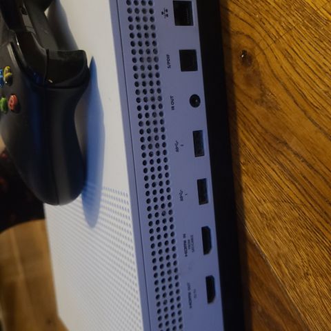 Xbox One S med 1 kontroll