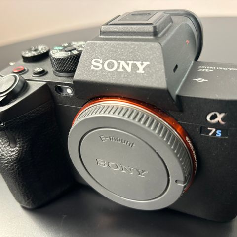 Strøken Sony a7sIII kamera med Ulanzi cage