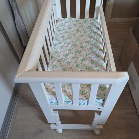 Barneseng (bedside crib)