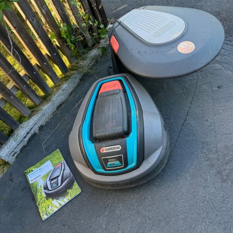 GARDENA robotklipper R50Li inkl. ladestasjon og overbygg til ladestasjon