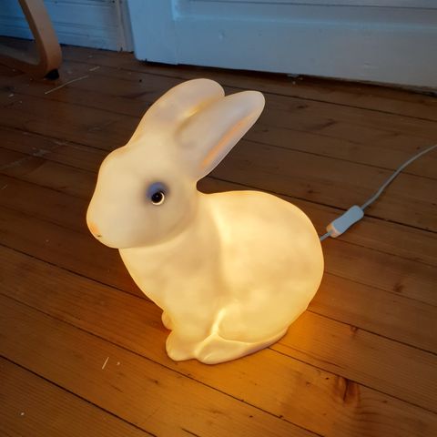 Pent brukt kaninlampe fra Hos Lise selges.